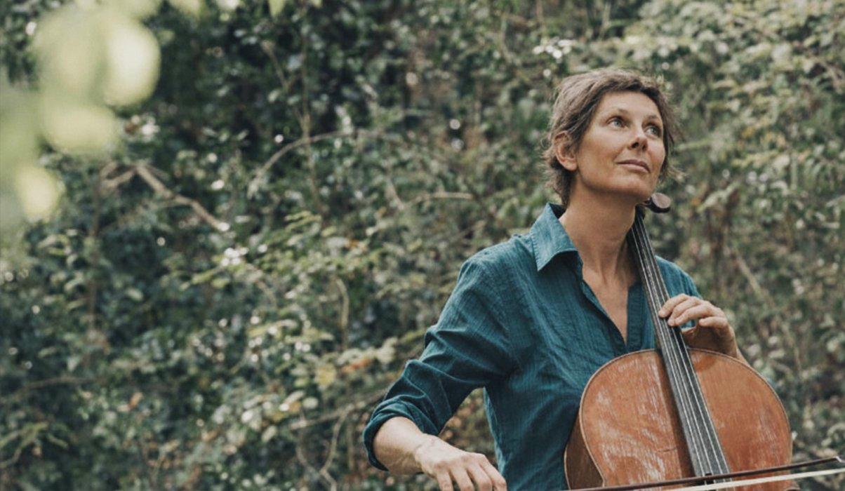 Violoncelliste de la Cie De si De la jouant en pleine nature dans la lumière de l'aube