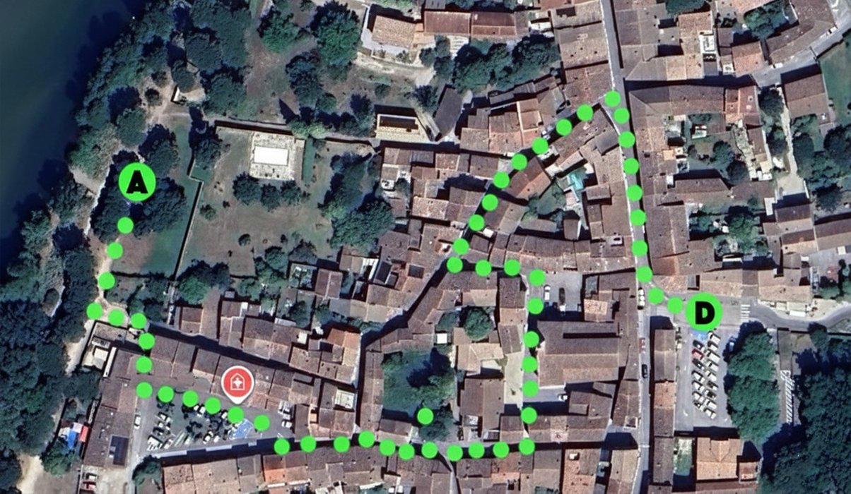 Vue aérienne du parcours de la déambulation théâtrale à travers les ruelles du village