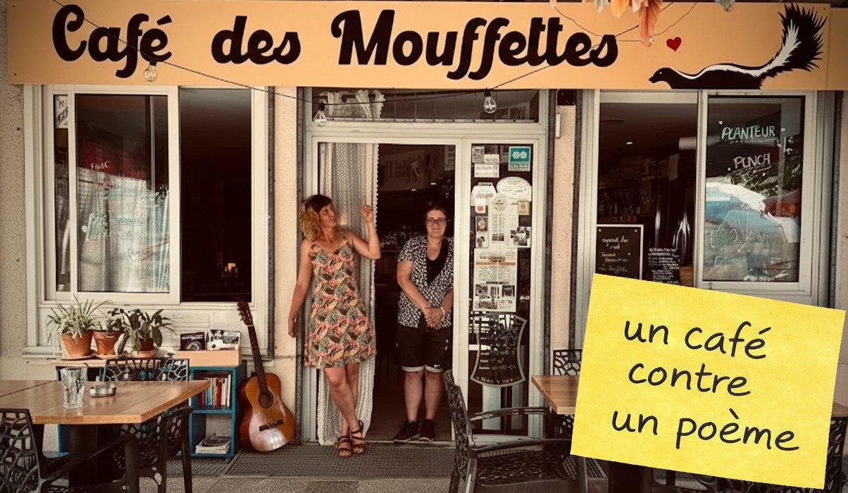 Façade chaleureuse du Café des Mouffettes avec guitare et terrasse
